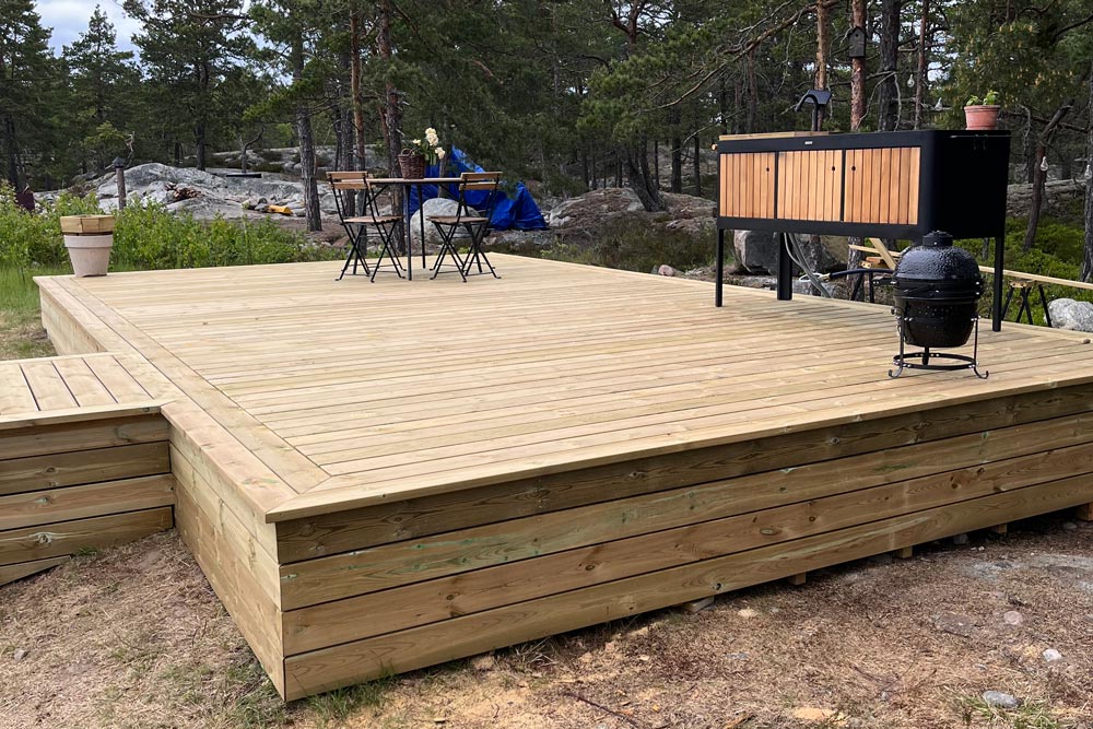 Nybyggd altan med grill och sittplats