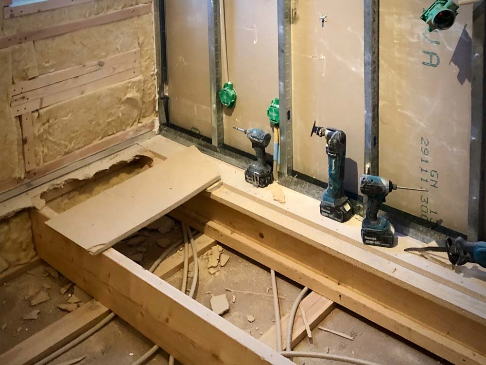 Ett badrumsgolv som är under renovering