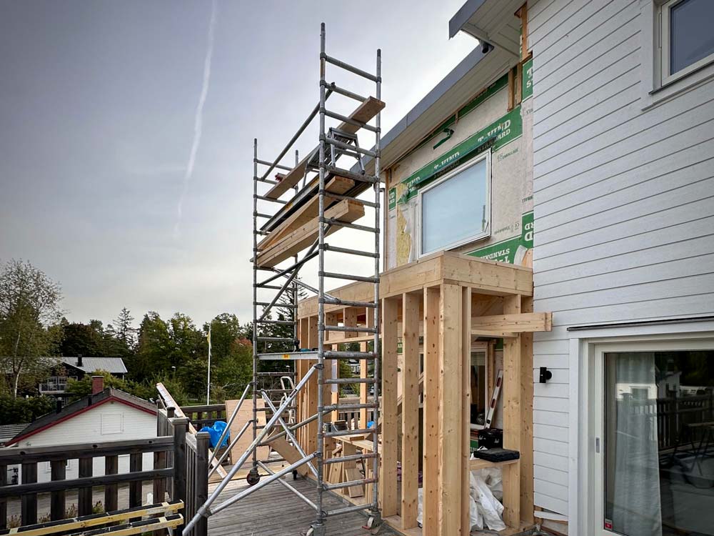 En byggställning utanför ett hus under renovering