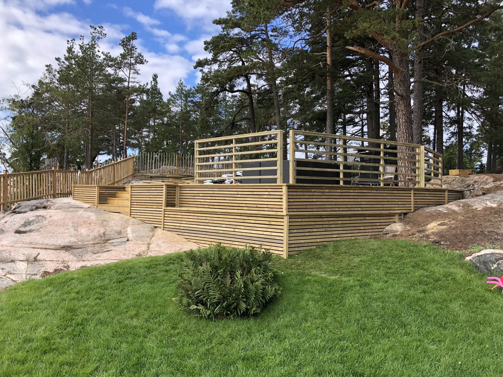 Altan i flera nivåer på berg, Strömma, Värmdö