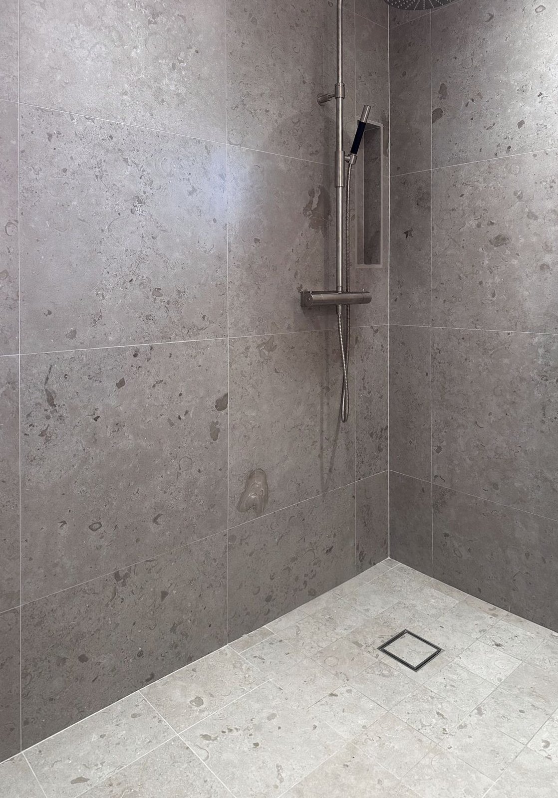 Dusch i stora klinkerplattor, Gustavsberg