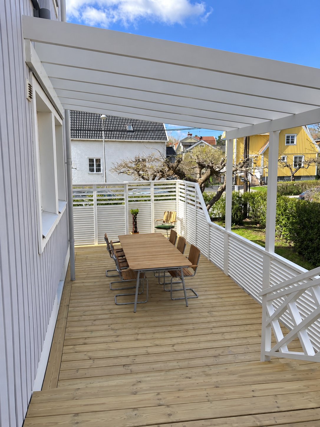 Altan med trappa, spaljéräcke och pergola, Enskede