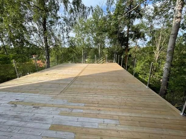 Stor altan med glasräcke i skogen, Nacka