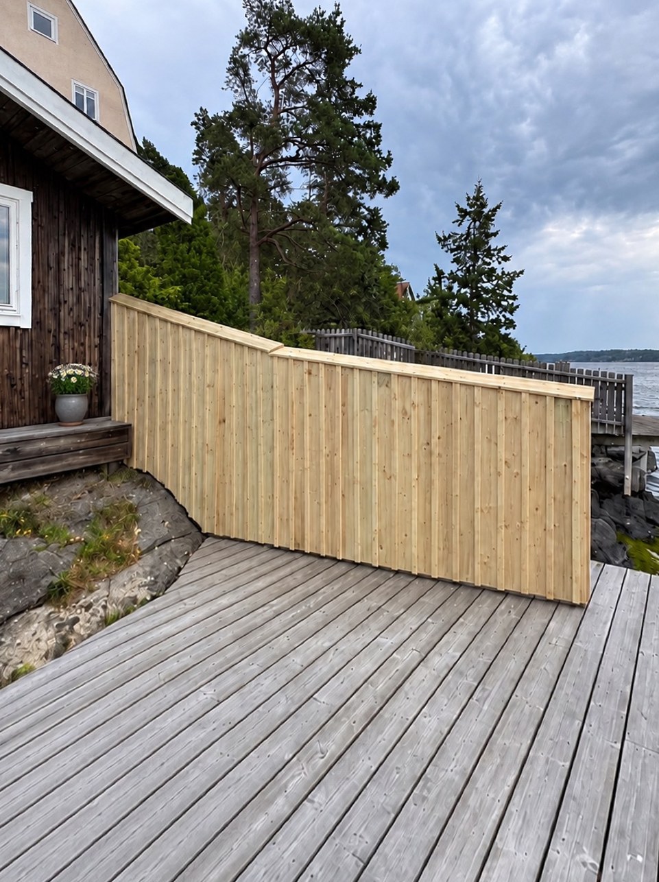 Altan med nytt plank vid sjön, Saltsjöbaden