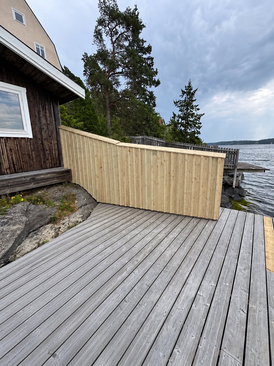 Altan med nytt plank vid sjön, Saltsjöbaden