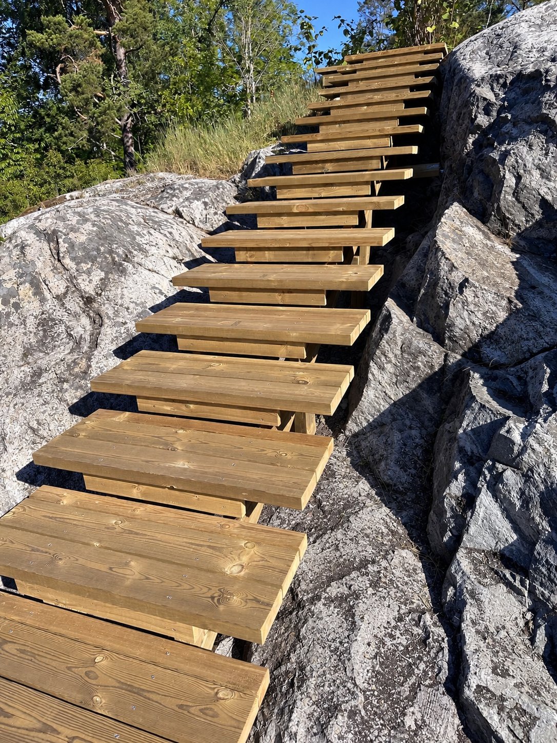 Trätrappa och gångdäck i bergsslänt, Gustavsberg