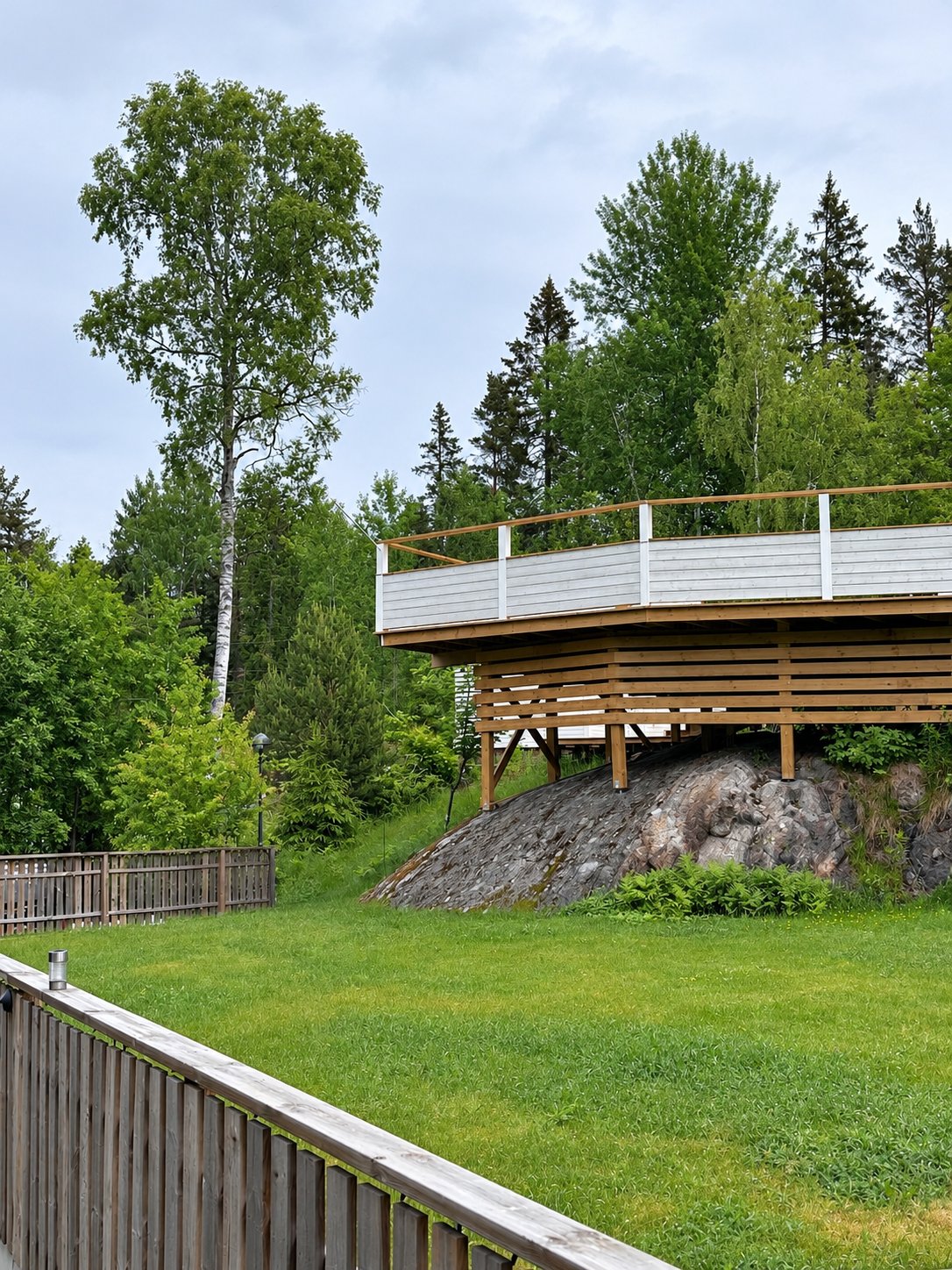 Stor altan i sluttning med belyst räcke, Värmdö