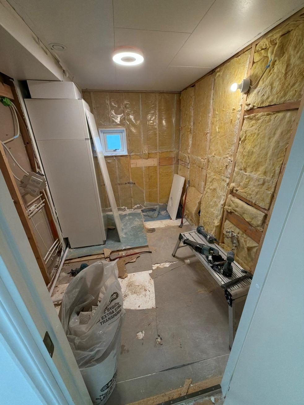 Badrum efter rivning med öppna väggar, reglar och isolering, Ingarö