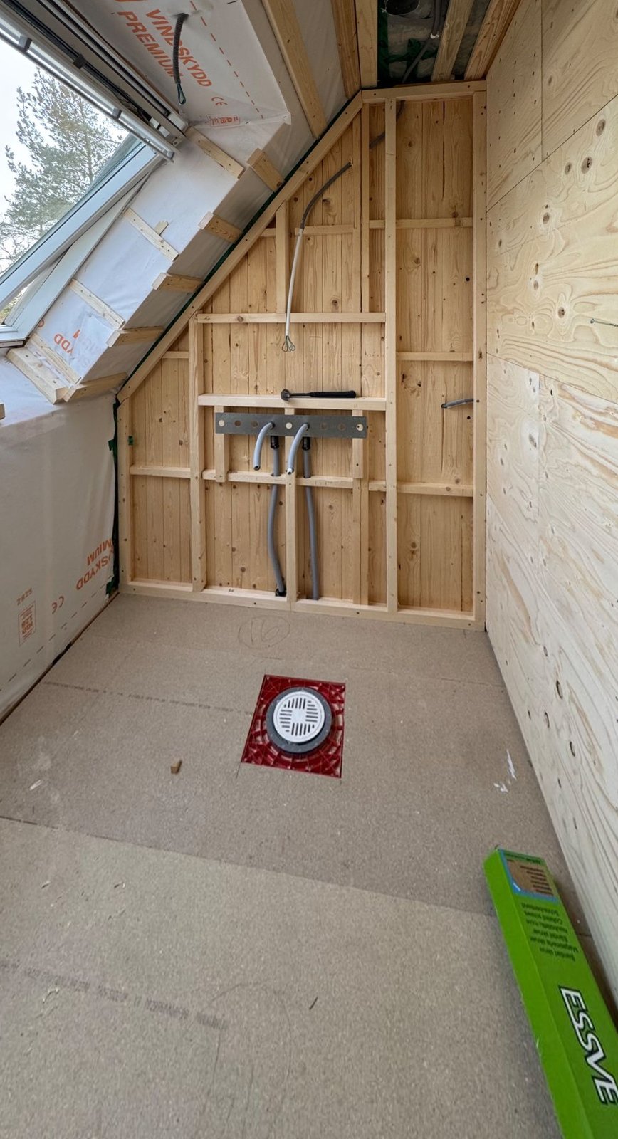 Reglade väggar och ny golvbrunn under en badrumsrenovering i Saltsjö-Boo