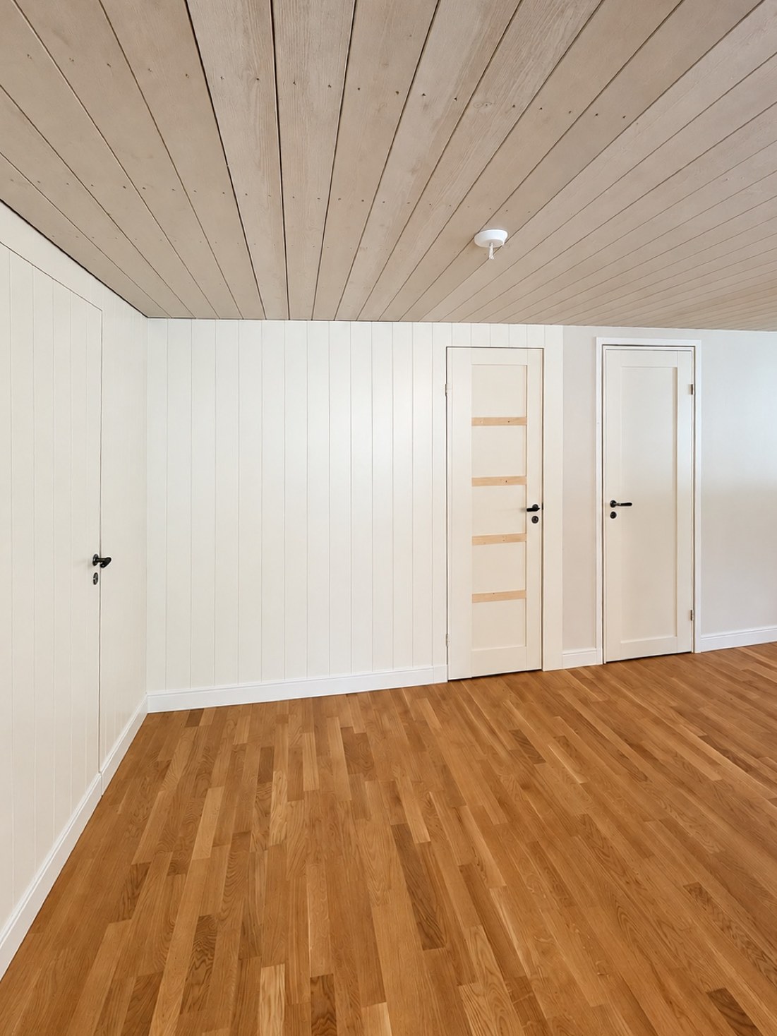 Panelvägg i hallen och nya trösklar, Värmdö