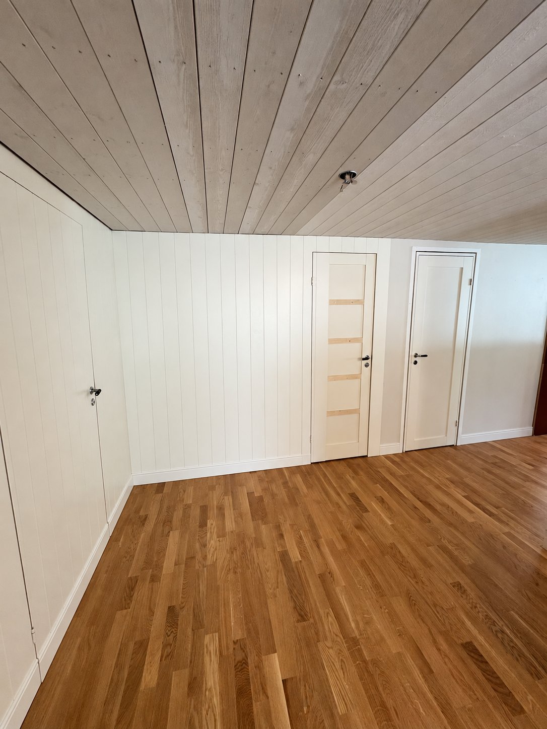 Ekgolv och panelvägg i hall, kök och vardagsrum, Värmdö