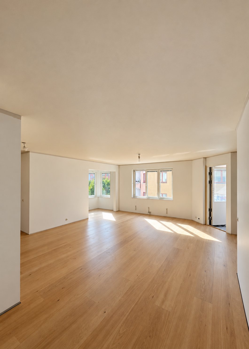 Renoverad lägenhet med nytt kök och ekgolv, Stockholm