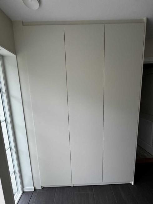 Platsbyggd garderob i hall, Värmdö