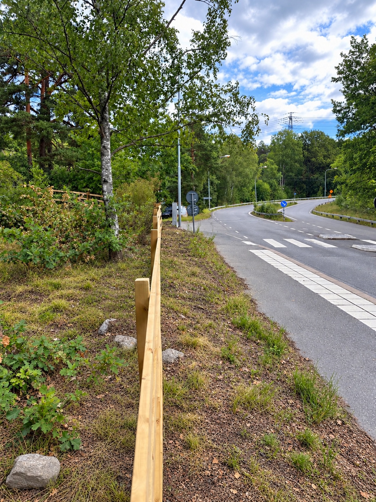 Trästaket längs tomtgräns, Saltsjöbaden