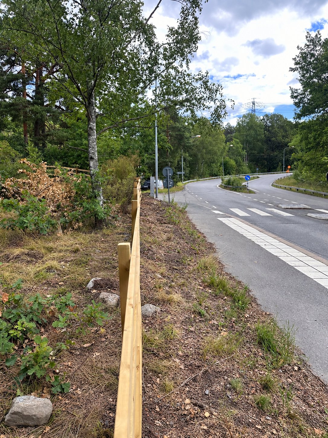 Trästaket längs tomtgräns, Värmdö