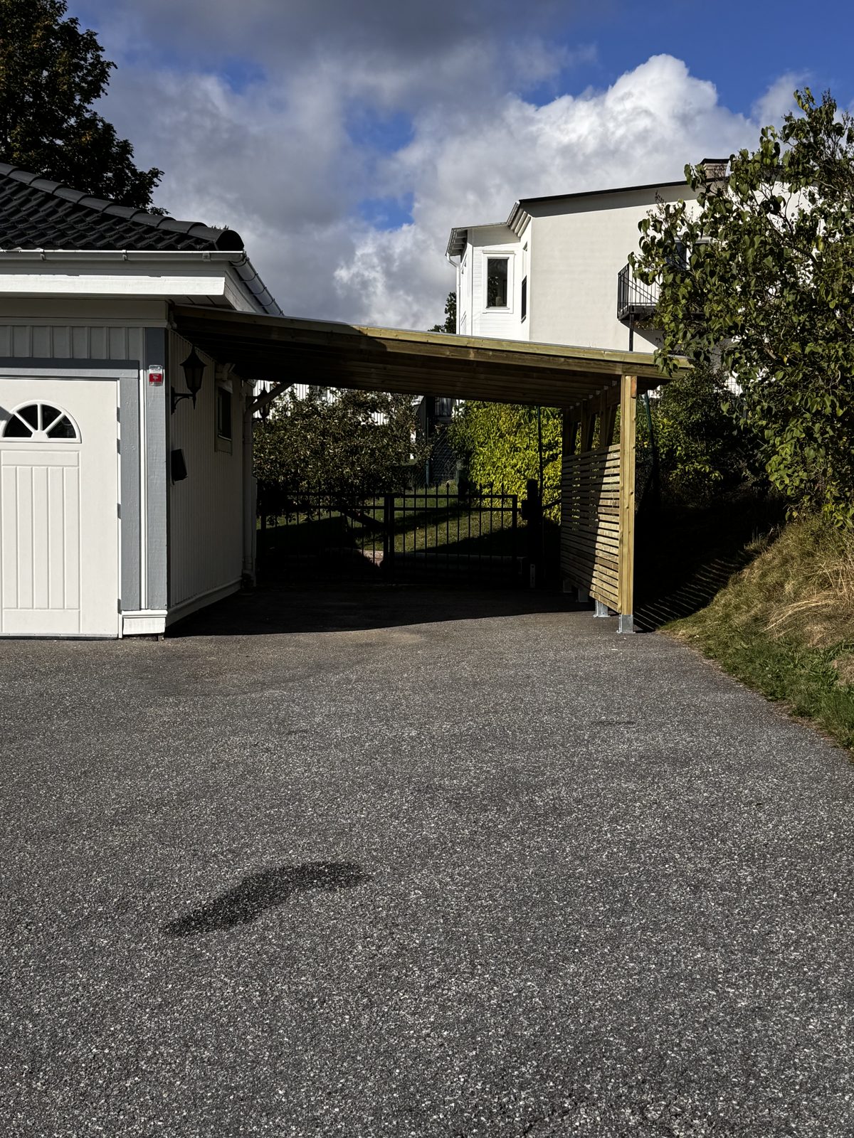 Carport med tak i polykarbonat, Lidingö