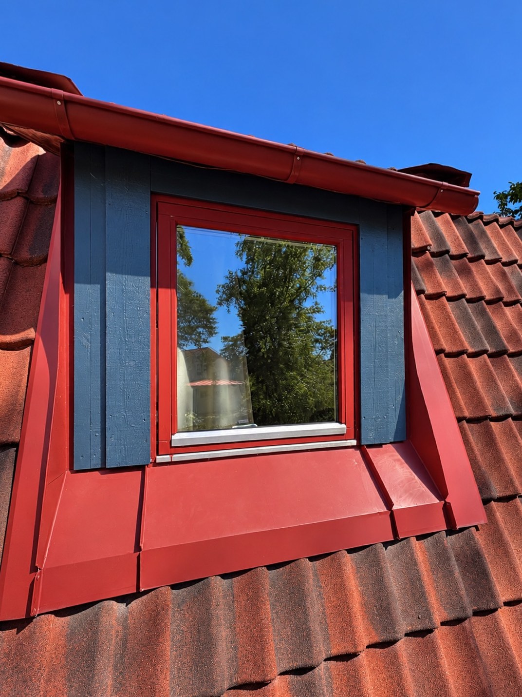 Nya foder runt fönstren i takkuporna, Saltsjö-Boo