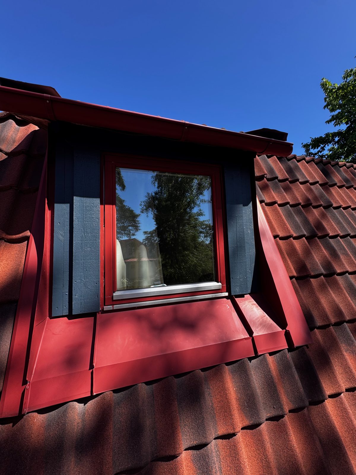 Nya foder runt fönstren i takkuporna, Saltsjö-Boo