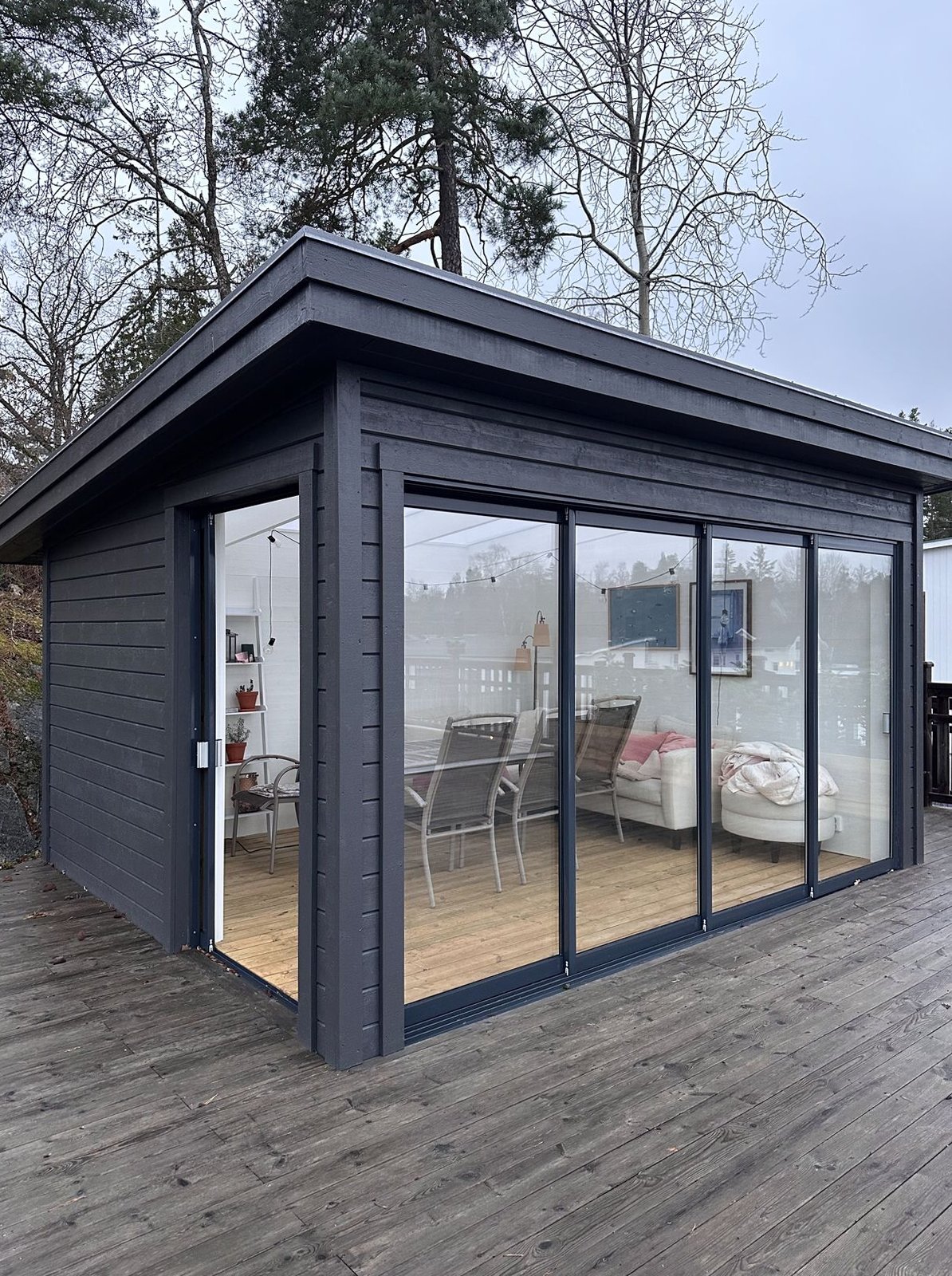 Uterum med skjutdörrar i glas, Saltsjö-Boo